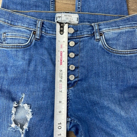 Free PeopleWomen’s Distressed Button Fly Raw Hem Denim Skinny Jeans, size 30 - Picture 6 of 11